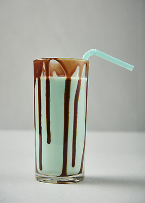 포토 JPG 스튜디오촬영 회색배경 디저트 잔 한잔 실내 빨대 사람없음 흐름 우유 초코시럽 민트초코 국내포토 1 식기 음식 백그라운드 컨셉 유제품 내부 초콜릿 회색 시럽 파일형식