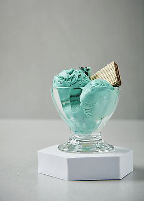 포토 JPG 스튜디오촬영 회색배경 아이스크림 디저트 실내 사람없음 받침대 유리그릇 웨하스 민트초코 국내포토 그릇 음식 백그라운드 유리 내부 쿠키 초콜릿 회색 파일형식