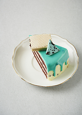 포토 JPG 스튜디오촬영 접시 회색배경 디저트 실내 사람없음 초콜릿 조각케이크 웨하스 민트초코 국내포토 식기 음식 백그라운드 내부 쿠키 케이크 회색 파일형식