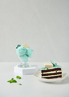 포토 JPG 스튜디오촬영 접시 회색배경 아이스크림 디저트 실내 사람없음 조각케이크 받침대 유리그릇 애플민트 웨하스 민트초코 국내포토 그릇 식기 음식 백그라운드 유리 내부 쿠키 케이크 초콜릿 회색 민트 파일형식