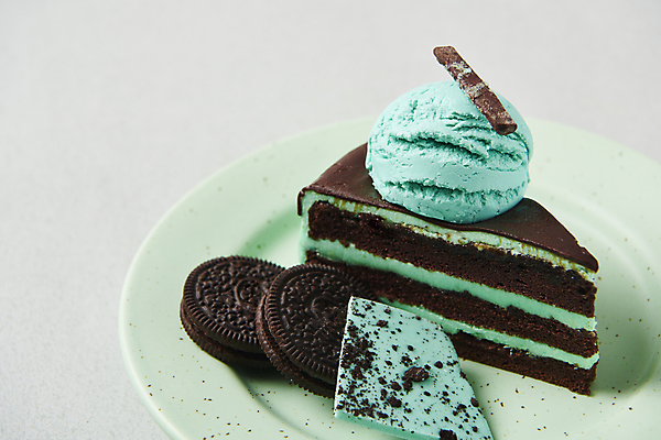 포토 JPG 스튜디오촬영 접시 조각 회색배경 아이스크림 디저트 실내 사람없음 쿠키 초콜릿 조각케이크 민트초코 국내포토 식기 음식 백그라운드 내부 케이크 회색 파일형식