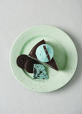 포토 JPG 스튜디오촬영 접시 조각 아이스크림 디저트 실내 사람없음 하이앵글 쿠키 초콜릿 조각케이크 민트초코 국내포토 식기 음식 뷰포인트 내부 케이크 파일형식