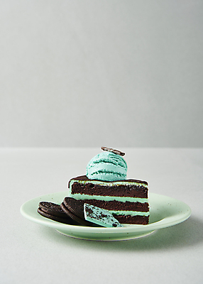 포토 JPG 스튜디오촬영 접시 조각 아이스크림 디저트 실내 사람없음 쿠키 초콜릿 조각케이크 민트초코 국내포토 식기 음식 내부 케이크 파일형식