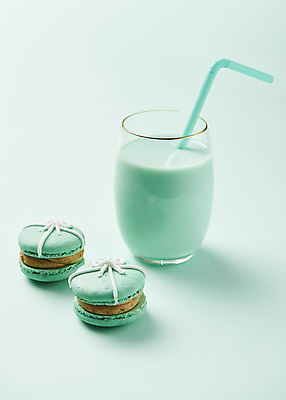 포토 JPG 스튜디오촬영 디저트 잔 실내 빨대 사람없음 우유 마카롱 민트색배경 민트초코 국내포토 식기 음식 백그라운드 유제품 내부 초콜릿 민트색 파일형식