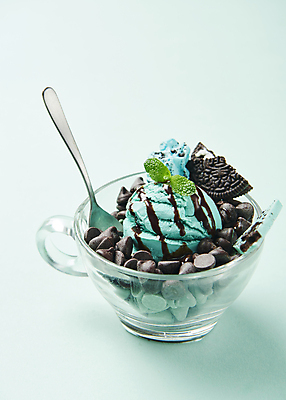 포토 JPG 스튜디오촬영 아이스크림 디저트 실내 사람없음 쿠키 숟가락 유리그릇 애플민트 초코시럽 초코칩 민트색배경 민트초코 국내포토 그릇 음식 백그라운드 유리 수저 내부 초콜릿 민트 시럽 민트색 파일형식