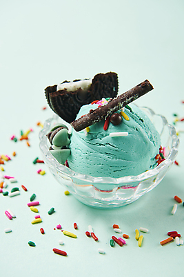 포토 JPG 스튜디오촬영 아이스크림 디저트 실내 사람없음 쿠키 유리그릇 초코칩 스프링클 민트색배경 민트초코 국내포토 그릇 음식 백그라운드 유리 내부 장식 초콜릿 민트색 파일형식