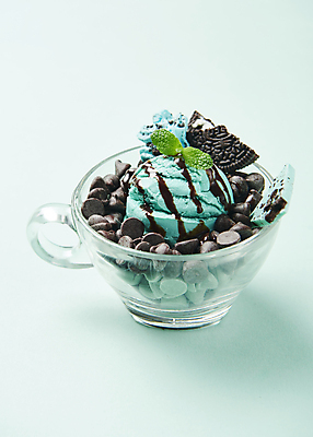 포토 JPG 스튜디오촬영 아이스크림 디저트 실내 사람없음 쿠키 유리그릇 애플민트 초코시럽 초코칩 민트색배경 민트초코 국내포토 그릇 음식 백그라운드 유리 내부 초콜릿 민트 시럽 민트색 파일형식