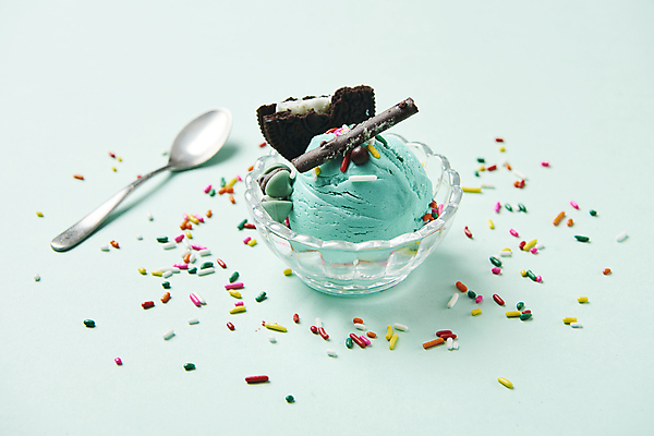 포토 JPG 스튜디오촬영 아이스크림 디저트 실내 사람없음 쿠키 숟가락 유리그릇 초코칩 스프링클 민트색배경 민트초코 국내포토 그릇 음식 백그라운드 유리 수저 내부 장식 초콜릿 민트색 파일형식