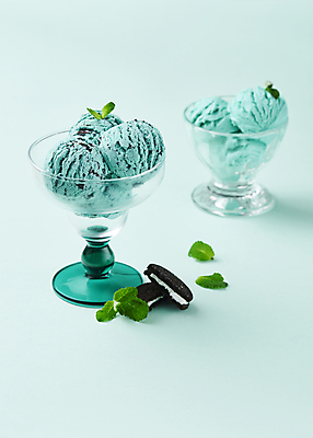 포토 JPG 스튜디오촬영 아이스크림 디저트 실내 사람없음 쿠키 유리그릇 애플민트 민트색배경 민트초코 국내포토 그릇 음식 백그라운드 유리 내부 초콜릿 민트 민트색 파일형식