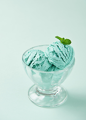 포토 JPG 스튜디오촬영 아이스크림 디저트 실내 사람없음 담기 유리그릇 애플민트 민트색배경 민트초코 국내포토 그릇 음식 백그라운드 모션 유리 내부 초콜릿 민트 민트색 파일형식