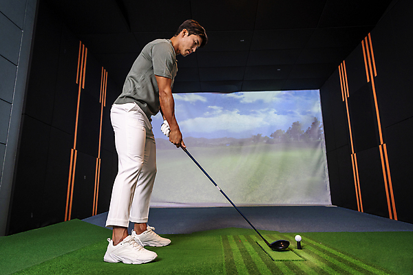 포토 JPG 전신 응시 남자 40대 중년 중년라이프 골프공 실내 한명 서기 취미 옆모습 운동 스크린 골프채 한국인 잡기 골프연습장 골프연습 스크린골프 스크린골프장 중년남자한명만 영포티 국내포토 1 라이프스타일 시선 뷰포인트 골프 공 모션 골프장 골프용품 건강 사람 동양인 성인 내부 연습 신조어 남자한명만 중년남자만 파일형식