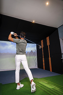 포토 JPG 전신 남자 40대 중년 중년라이프 실내 한명 서기 들기 취미 뒷모습 운동 스크린 골프채 한국인 잡기 스윙 골프연습장 골프연습 스크린골프 스크린골프장 중년남자한명만 영포티 국내포토 1 라이프스타일 뷰포인트 포즈 골프 모션 골프장 골프용품 건강 사람 동양인 성인 내부 연습 신조어 남자한명만 중년남자만 파일형식