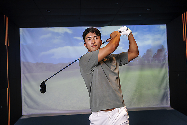 포토 JPG 응시 남자 40대 중년 중년라이프 실내 한명 들기 상반신 취미 앞모습 운동 스크린 골프채 한국인 잡기 스윙 골프연습장 골프연습 스크린골프 스크린골프장 중년남자한명만 영포티 국내포토 1 라이프스타일 시선 뷰포인트 포즈 골프 모션 골프장 골프용품 건강 사람 동양인 성인 내부 연습 신조어 남자한명만 중년남자만 파일형식