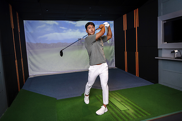 포토 JPG 전신 응시 남자 40대 중년 중년라이프 실내 한명 서기 들기 취미 앞모습 운동 스크린 골프채 한국인 잡기 스윙 골프연습장 골프연습 스크린골프 스크린골프장 중년남자한명만 영포티 국내포토 1 라이프스타일 시선 뷰포인트 포즈 골프 모션 골프장 골프용품 건강 사람 동양인 성인 내부 연습 신조어 남자한명만 중년남자만 파일형식