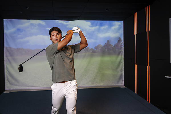 포토 JPG 응시 남자 40대 중년 중년라이프 실내 한명 들기 상반신 취미 앞모습 운동 스크린 골프채 한국인 잡기 스윙 골프연습장 골프연습 스크린골프 스크린골프장 중년남자한명만 영포티 국내포토 1 라이프스타일 시선 뷰포인트 포즈 골프 모션 골프장 골프용품 건강 사람 동양인 성인 내부 연습 신조어 남자한명만 중년남자만 파일형식