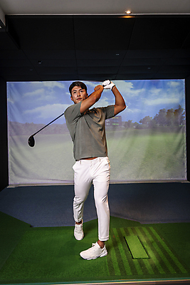 포토 JPG 전신 응시 남자 40대 중년 중년라이프 실내 한명 서기 들기 취미 앞모습 운동 스크린 골프채 한국인 잡기 스윙 골프연습장 골프연습 스크린골프 스크린골프장 중년남자한명만 영포티 국내포토 1 라이프스타일 시선 뷰포인트 포즈 골프 모션 골프장 골프용품 건강 사람 동양인 성인 내부 연습 신조어 남자한명만 중년남자만 파일형식