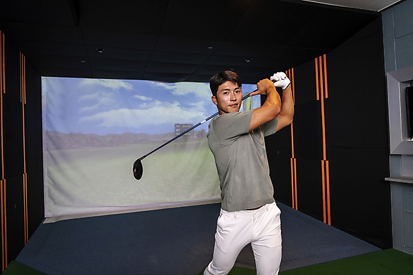 포토 JPG 응시 남자 40대 중년 중년라이프 실내 한명 들기 상반신 취미 앞모습 옆모습 운동 스크린 골프채 한국인 잡기 스윙 골프연습장 골프연습 스크린골프 스크린골프장 중년남자한명만 영포티 국내포토 1 라이프스타일 시선 뷰포인트 포즈 골프 모션 골프장 골프용품 건강 사람 동양인 성인 내부 연습 신조어 남자한명만 중년남자만 파일형식