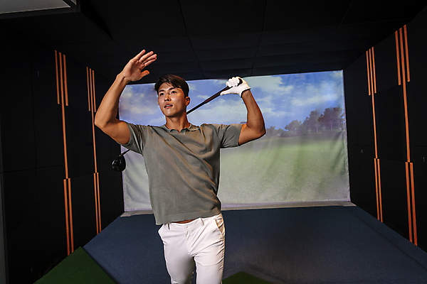 포토 JPG 응시 남자 40대 중년 중년라이프 실내 한명 들기 상반신 취미 앞모습 운동 손들기 스크린 골프채 한국인 잡기 스윙 골프연습장 골프연습 스크린골프 스크린골프장 중년남자한명만 영포티 국내포토 1 라이프스타일 시선 뷰포인트 포즈 골프 모션 골프장 골프용품 건강 사람 동양인 성인 내부 연습 신조어 남자한명만 중년남자만 파일형식