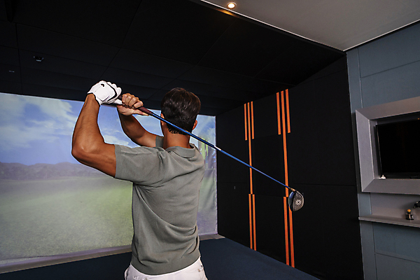 포토 JPG 남자 40대 중년 중년라이프 실내 한명 들기 상반신 취미 뒷모습 운동 스크린 골프채 한국인 잡기 스윙 골프연습장 골프연습 스크린골프 스크린골프장 중년남자한명만 영포티 국내포토 1 라이프스타일 뷰포인트 포즈 골프 모션 골프장 골프용품 건강 사람 동양인 성인 내부 연습 신조어 남자한명만 중년남자만 파일형식