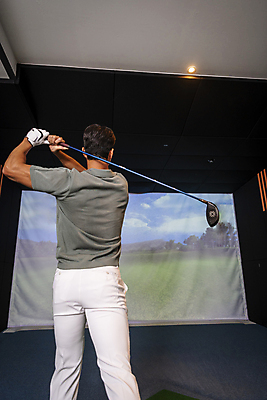 포토 JPG 남자 40대 중년 중년라이프 실내 한명 들기 상반신 취미 뒷모습 운동 스크린 골프채 한국인 잡기 스윙 골프연습장 골프연습 스크린골프 스크린골프장 중년남자한명만 영포티 국내포토 1 라이프스타일 뷰포인트 포즈 골프 모션 골프장 골프용품 건강 사람 동양인 성인 내부 연습 신조어 남자한명만 중년남자만 파일형식