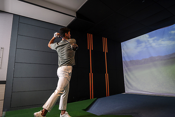 포토 1 라이프스타일 뷰포인트 중년 포즈 골프 모션 골프장 골프용품 건강 사람 동양인 성인 내부 연습 신조어 남자한명만 중년남자만 파일형식 전신 뒷모습 한명 40대 한국인 남자 골프연습 스크린골프 스크린 운동 취미 골프채 실내 JPG 중년라이프 중년남자한명만 영포티 서기 스윙 들기 골프연습장 스크린골프장 잡기 국내포토
