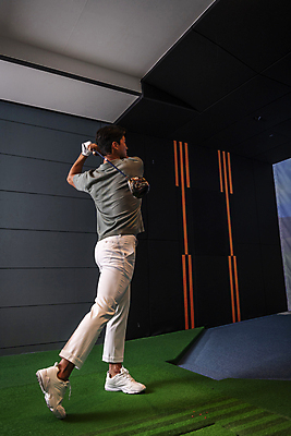 포토 JPG 전신 남자 40대 중년 중년라이프 실내 한명 서기 들기 취미 뒷모습 운동 스크린 골프채 한국인 잡기 스윙 골프연습장 골프연습 스크린골프 스크린골프장 중년남자한명만 영포티 국내포토 1 라이프스타일 뷰포인트 포즈 골프 모션 골프장 골프용품 건강 사람 동양인 성인 내부 연습 신조어 남자한명만 중년남자만 파일형식