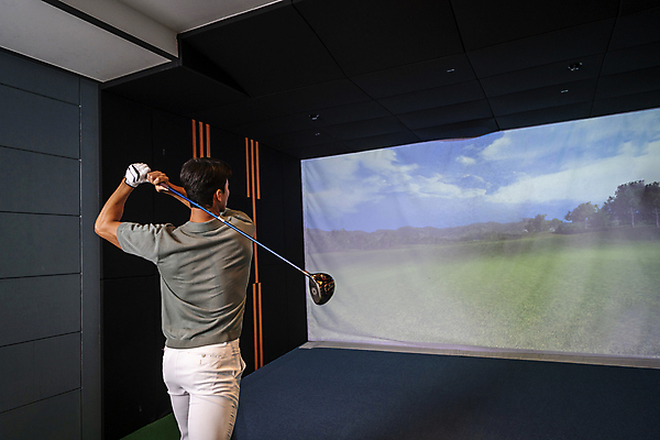 포토 JPG 남자 40대 중년 중년라이프 실내 한명 들기 상반신 취미 뒷모습 운동 스크린 골프채 한국인 잡기 스윙 골프연습장 골프연습 스크린골프 스크린골프장 중년남자한명만 영포티 국내포토 1 라이프스타일 뷰포인트 포즈 골프 모션 골프장 골프용품 건강 사람 동양인 성인 내부 연습 신조어 남자한명만 중년남자만 파일형식