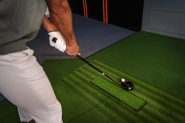 포토 JPG 남자 40대 중년 중년라이프 골프공 실내 한명 들기 상반신 취미 옆모습 운동 스크린 골프채 한국인 잡기 골프연습장 골프연습 스크린골프 스크린골프장 중년남자한명만 영포티 국내포토 1 라이프스타일 뷰포인트 골프 공 모션 골프장 골프용품 건강 사람 동양인 성인 내부 연습 신조어 남자한명만 중년남자만 파일형식