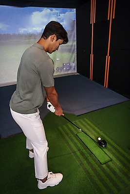 포토 JPG 전신 응시 남자 40대 중년 중년라이프 골프공 실내 한명 서기 들기 취미 옆모습 운동 스크린 골프채 한국인 잡기 골프연습장 골프연습 스크린골프 스크린골프장 중년남자한명만 영포티 국내포토 1 라이프스타일 시선 뷰포인트 골프 공 모션 골프장 골프용품 건강 사람 동양인 성인 내부 연습 신조어 남자한명만 중년남자만 파일형식