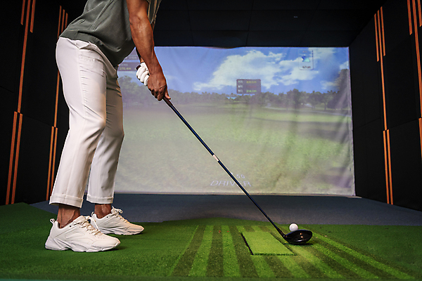 포토 JPG 남자 40대 중년 중년라이프 골프공 실내 한명 들기 취미 운동 스크린 골프채 한국인 하반신 잡기 골프연습장 골프연습 스크린골프 스크린골프장 중년남자한명만 영포티 국내포토 1 라이프스타일 골프 공 모션 골프장 골프용품 건강 사람 동양인 성인 내부 연습 신조어 남자한명만 중년남자만 파일형식