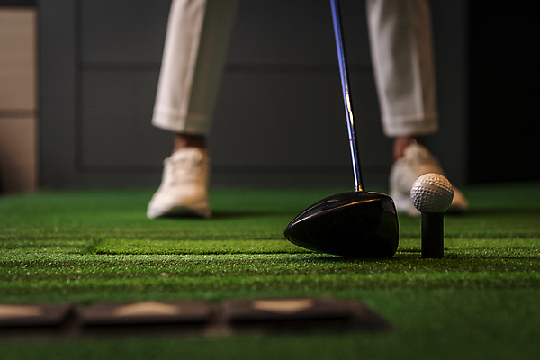 포토 JPG 남자 40대 중년 중년라이프 발 골프공 실내 한명 취미 아웃포커스 운동 골프채 한국인 하반신 소프트포커스 골프연습장 골프티 골프연습 스크린골프 스크린골프장 중년남자한명만 영포티 국내포토 1 라이프스타일 골프 공 골프장 골프용품 촬영기법 건강 사람 동양인 성인 내부 신체부위 연습 신조어 남자한명만 중년남자만 파일형식