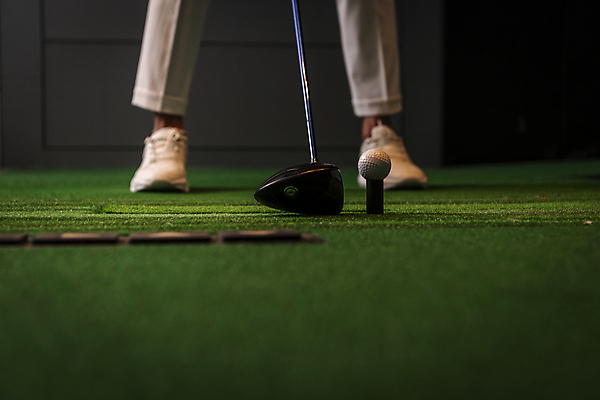 포토 JPG 남자 40대 중년 중년라이프 골프공 실내 한명 취미 운동 골프채 한국인 하반신 골프연습장 골프연습 스크린골프 스크린골프장 중년남자한명만 영포티 국내포토 1 라이프스타일 골프 공 골프장 골프용품 건강 사람 동양인 성인 내부 연습 신조어 남자한명만 중년남자만 파일형식