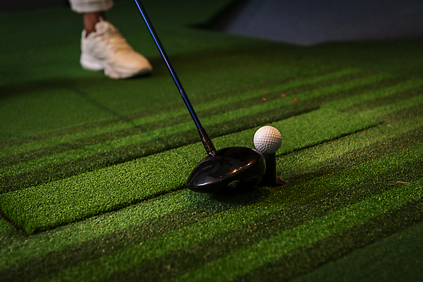 포토 JPG 중년라이프 발 골프공 실내 근접촬영 취미 신체부위 운동 골프채 골프연습장 골프연습 스크린골프 스크린골프장 영포티 국내포토 라이프스타일 뷰포인트 중년 골프 공 골프장 골프용품 건강 사람 내부 연습 신조어 파일형식