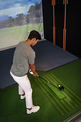 포토 JPG 전신 응시 남자 40대 중년 중년라이프 골프공 실내 한명 서기 들기 취미 뒷모습 운동 스크린 골프채 한국인 잡기 골프연습장 골프연습 스크린골프 스크린골프장 중년남자한명만 영포티 국내포토 1 라이프스타일 시선 뷰포인트 골프 공 모션 골프장 골프용품 건강 사람 동양인 성인 내부 연습 신조어 남자한명만 중년남자만 파일형식