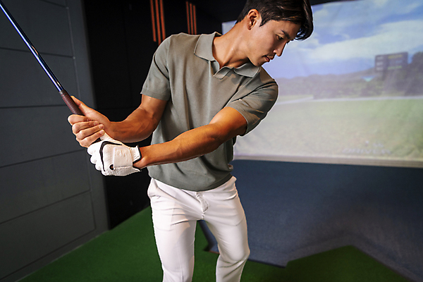 포토 JPG 응시 남자 40대 중년 중년라이프 실내 한명 들기 상반신 취미 옆모습 운동 스크린 골프채 한국인 잡기 스윙 골프연습장 골프연습 스크린골프 스크린골프장 중년남자한명만 영포티 국내포토 1 라이프스타일 시선 뷰포인트 포즈 골프 모션 골프장 골프용품 건강 사람 동양인 성인 내부 연습 신조어 남자한명만 중년남자만 파일형식