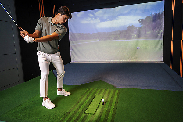 포토 JPG 전신 응시 남자 40대 중년 중년라이프 골프공 실내 한명 서기 들기 취미 옆모습 운동 스크린 골프채 한국인 잡기 스윙 골프연습장 골프연습 스크린골프 스크린골프장 중년남자한명만 영포티 국내포토 1 라이프스타일 시선 뷰포인트 포즈 골프 공 모션 골프장 골프용품 건강 사람 동양인 성인 내부 연습 신조어 남자한명만 중년남자만 파일형식