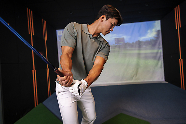 포토 JPG 응시 남자 40대 중년 중년라이프 실내 한명 들기 근접촬영 상반신 취미 옆모습 운동 스크린 골프채 한국인 잡기 스윙 골프연습장 골프연습 스크린골프 스크린골프장 중년남자한명만 영포티 국내포토 1 라이프스타일 시선 뷰포인트 포즈 골프 모션 골프장 골프용품 건강 사람 동양인 성인 내부 연습 신조어 남자한명만 중년남자만 파일형식