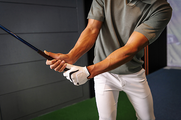 포토 JPG 남자 40대 중년 중년라이프 실내 한명 들기 상반신 취미 앞모습 운동 스크린 골프채 한국인 잡기 스윙 골프연습장 골프연습 스크린골프 스크린골프장 중년남자한명만 영포티 국내포토 1 라이프스타일 뷰포인트 포즈 골프 모션 골프장 골프용품 건강 사람 동양인 성인 내부 연습 신조어 남자한명만 중년남자만 파일형식