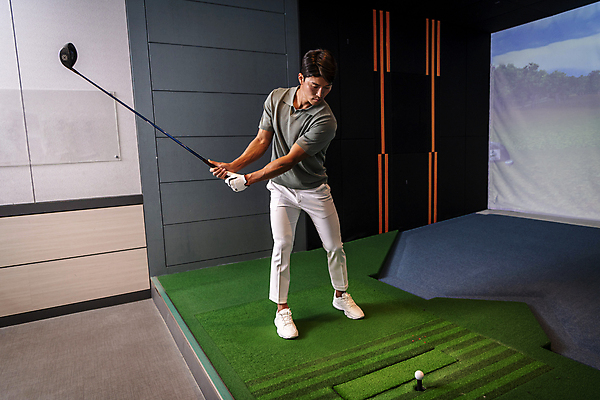 포토 JPG 전신 응시 남자 40대 중년 중년라이프 골프공 실내 한명 서기 들기 취미 앞모습 운동 스크린 골프채 한국인 잡기 스윙 골프연습장 골프연습 스크린골프 스크린골프장 중년남자한명만 영포티 국내포토 1 라이프스타일 시선 뷰포인트 포즈 골프 공 모션 골프장 골프용품 건강 사람 동양인 성인 내부 연습 신조어 남자한명만 중년남자만 파일형식