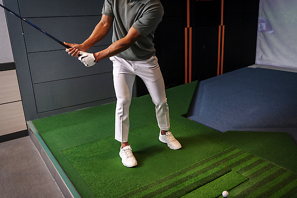 포토 JPG 남자 40대 중년 중년라이프 골프공 실내 한명 들기 상반신 취미 앞모습 옆모습 운동 스크린 골프채 한국인 잡기 스윙 골프연습장 골프연습 스크린골프 스크린골프장 중년남자한명만 영포티 국내포토 1 라이프스타일 뷰포인트 포즈 골프 공 모션 골프장 골프용품 건강 사람 동양인 성인 내부 연습 신조어 남자한명만 중년남자만 파일형식