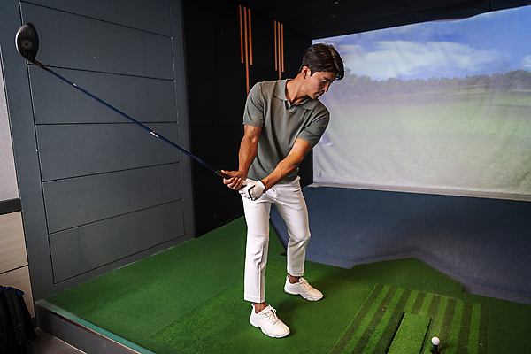 포토 JPG 전신 응시 남자 40대 중년 중년라이프 골프공 실내 한명 서기 들기 취미 옆모습 운동 스크린 골프채 한국인 잡기 스윙 골프연습장 골프연습 스크린골프 스크린골프장 중년남자한명만 영포티 국내포토 1 라이프스타일 시선 뷰포인트 포즈 골프 공 모션 골프장 골프용품 건강 사람 동양인 성인 내부 연습 신조어 남자한명만 중년남자만 파일형식