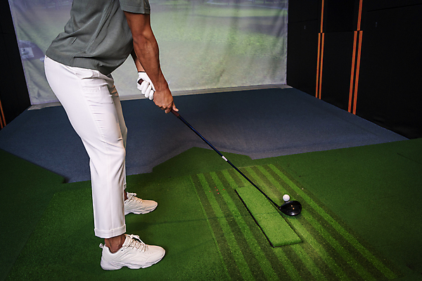 포토 JPG 남자 40대 중년 중년라이프 골프공 실내 한명 서기 들기 취미 옆모습 운동 스크린 골프채 한국인 하반신 잡기 골프연습장 골프연습 스크린골프 스크린골프장 중년남자한명만 영포티 국내포토 1 라이프스타일 뷰포인트 골프 공 모션 골프장 골프용품 건강 사람 동양인 성인 내부 연습 신조어 남자한명만 중년남자만 파일형식