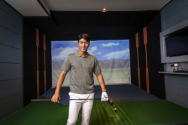 포토 JPG 응시 남자 40대 중년 중년라이프 실내 한명 미소 들기 상반신 취미 앞모습 운동 스크린 골프채 한국인 골프연습장 골프연습 스크린골프 스크린골프장 중년남자한명만 영포티 국내포토 1 라이프스타일 시선 뷰포인트 골프 모션 골프장 골프용품 표정 건강 사람 동양인 성인 내부 연습 신조어 남자한명만 중년남자만 파일형식