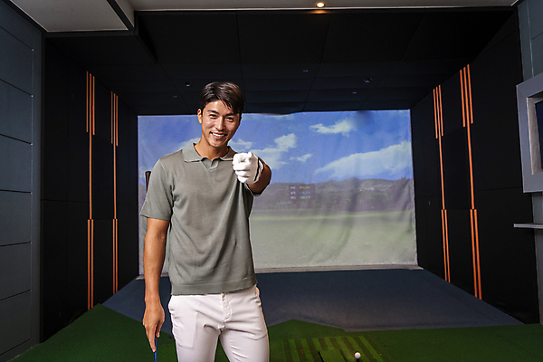 포토 JPG 응시 남자 40대 중년 중년라이프 골프공 실내 한명 미소 들기 상반신 취미 앞모습 운동 스크린 골프채 한국인 가리킴 골프연습장 골프연습 스크린골프 스크린골프장 중년남자한명만 영포티 국내포토 1 라이프스타일 시선 뷰포인트 골프 공 모션 골프장 골프용품 표정 건강 사람 동양인 손짓 성인 내부 연습 신조어 남자한명만 중년남자만 파일형식