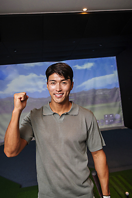 포토 JPG 응시 남자 40대 중년 중년라이프 골프공 실내 한명 미소 상반신 취미 앞모습 운동 스크린 파이팅 주먹 골프채 한국인 골프연습장 골프연습 스크린골프 스크린골프장 중년남자한명만 영포티 국내포토 1 라이프스타일 시선 뷰포인트 골프 공 모션 골프장 골프용품 표정 건강 사람 동양인 성인 내부 연습 신조어 남자한명만 중년남자만 파일형식