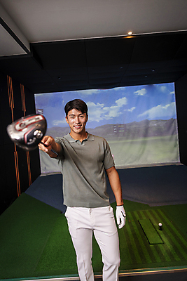 포토 JPG 응시 남자 40대 중년 중년라이프 골프공 실내 한명 미소 들기 상반신 취미 앞모습 운동 스크린 골프채 한국인 가리킴 소프트포커스 골프연습장 골프연습 스크린골프 스크린골프장 중년남자한명만 영포티 국내포토 1 라이프스타일 시선 뷰포인트 골프 공 모션 골프장 골프용품 촬영기법 표정 건강 사람 동양인 손짓 성인 내부 연습 신조어 남자한명만 중년남자만 파일형식