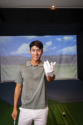 포토 JPG 응시 남자 40대 중년 중년라이프 실내 한명 미소 들기 손짓 상반신 취미 앞모습 운동 손들기 스크린 골프채 한국인 골프연습장 골프연습 스크린골프 스크린골프장 중년남자한명만 영포티 국내포토 1 라이프스타일 시선 뷰포인트 골프 모션 골프장 골프용품 표정 건강 사람 동양인 성인 내부 연습 신조어 남자한명만 중년남자만 파일형식