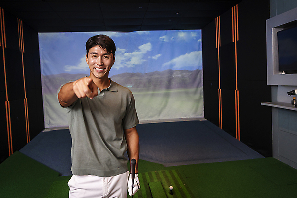 포토 JPG 응시 남자 40대 중년 중년라이프 골프공 실내 한명 미소 들기 상반신 취미 앞모습 운동 스크린 골프채 한국인 가리킴 잡기 골프연습장 골프연습 스크린골프 스크린골프장 중년남자한명만 영포티 국내포토 1 라이프스타일 시선 뷰포인트 골프 공 모션 골프장 골프용품 표정 건강 사람 동양인 손짓 성인 내부 연습 신조어 남자한명만 중년남자만 파일형식