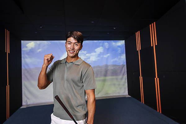 포토 JPG 응시 남자 40대 중년 응원 중년라이프 실내 한명 미소 상반신 취미 앞모습 운동 스크린 파이팅 주먹 골프채 한국인 골프연습장 골프연습 스크린골프 스크린골프장 중년남자한명만 영포티 국내포토 1 라이프스타일 시선 뷰포인트 골프 모션 골프장 골프용품 표정 건강 사람 동양인 성인 내부 연습 신조어 남자한명만 중년남자만 파일형식