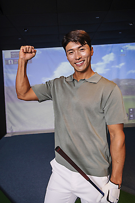 포토 JPG 응시 남자 40대 중년 응원 중년라이프 실내 한명 미소 상반신 취미 운동 스크린 파이팅 주먹 골프채 한국인 잡기 골프연습장 골프연습 스크린골프 스크린골프장 중년남자한명만 영포티 국내포토 1 라이프스타일 시선 골프 모션 골프장 골프용품 표정 건강 사람 동양인 성인 내부 연습 신조어 남자한명만 중년남자만 파일형식